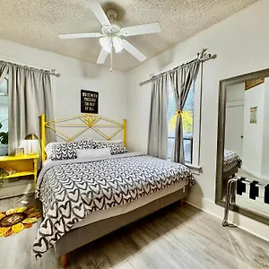 https://entire-main-floor-of-the-house-very-quiet-cozy-spacious-house.seattlehotelsites.com